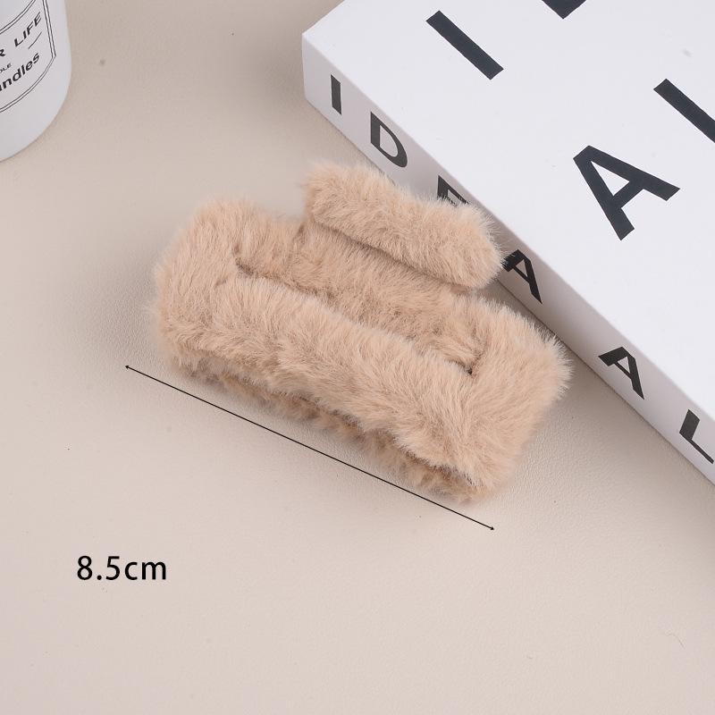 Large Milk Coffee Plush Claw Clip: Fluffy Autumn/Winter Hairpin for Women