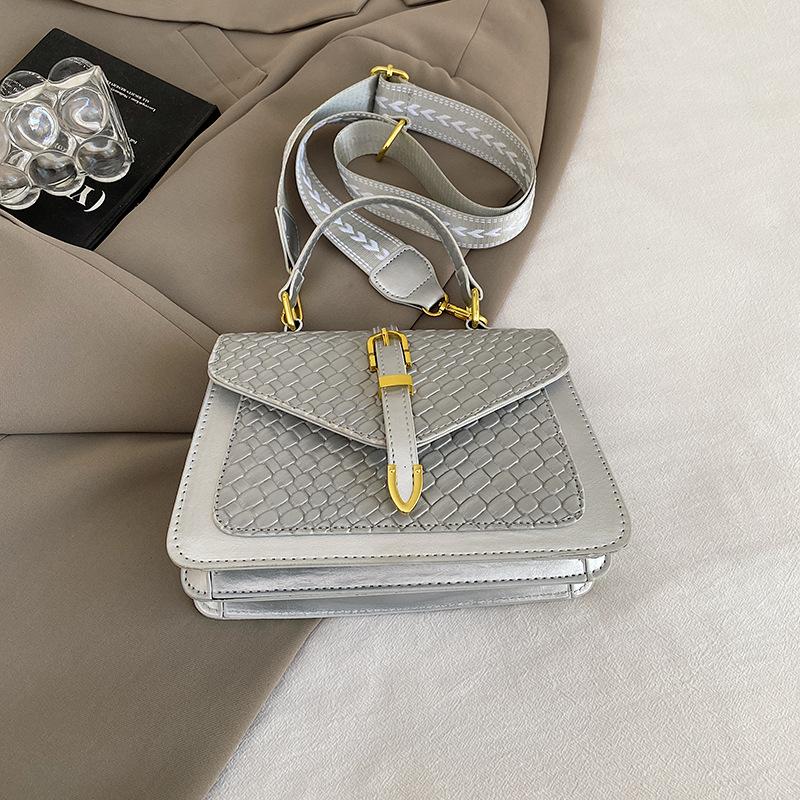 High-value fashion 2025 spring new versatile ins shoulder messenger bag this year popular temperament small square bag women