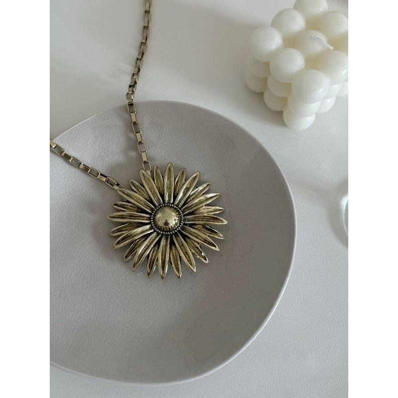 European and American Style Light Luxury Distressed Vintage Sunflower Waist Chain - Niche Design, High-end Daisy Accent