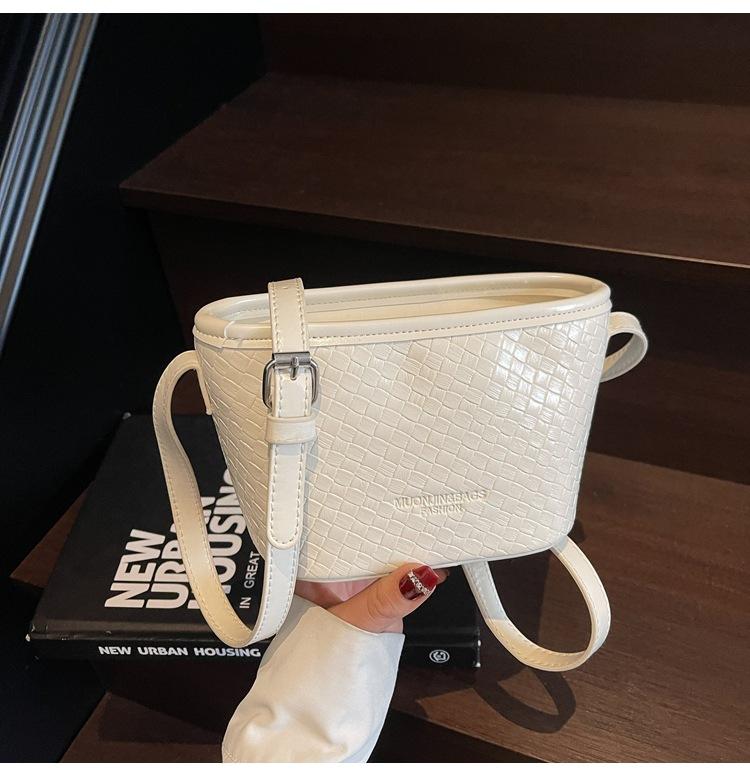 Niche Soft Leather Woven Pattern Armpit Bag Women's New Trend Fashion Versatile Commuter Shoulder Messenger Bag