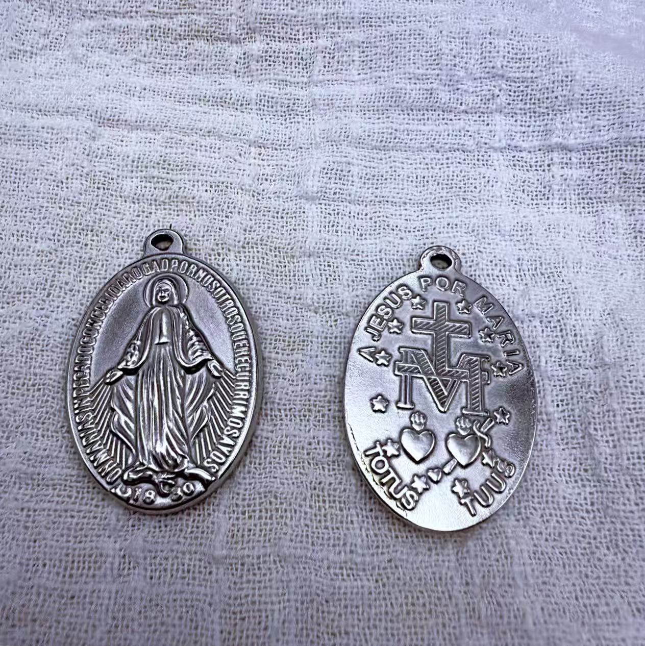 

A titanium steel necklace with a retro and personalized Santia key stainless steel pendant suitable for daily wear