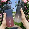 780ml Farbverlauf Sportflasche mit auslaufsicherem Deckel & Schriftzug, Leicht zu trinken für Fitnessstudio/Outdoor/Radfahren/Laufen/Angeln, Geburtstags-/Schulgeschenk