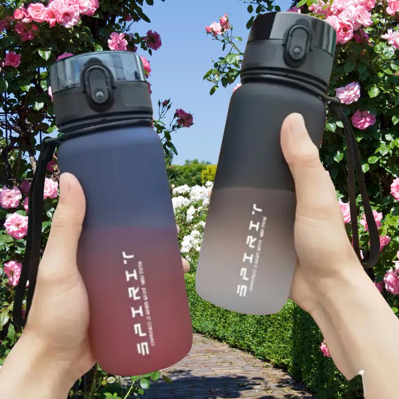 780ml Farbverlauf Sportflasche mit auslaufsicherem Deckel & Schriftzug, Leicht zu trinken für Fitnessstudio/Outdoor/Radfahren/Laufen/Angeln, Geburtstags-/Schulgeschenk