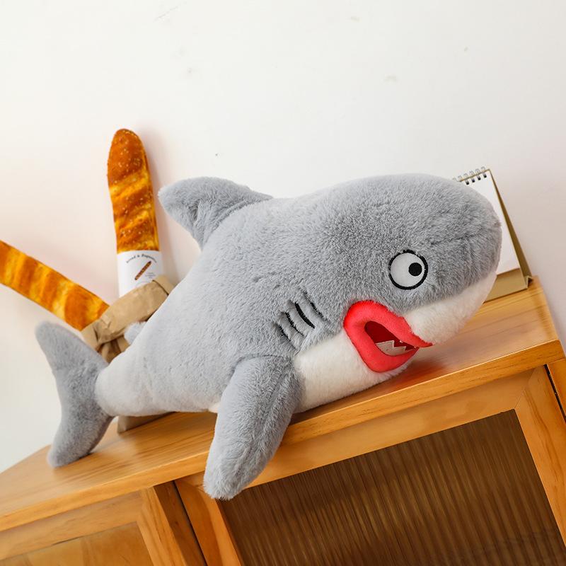 Lustiges rotlippiges Haifisch-Stofftier Lustige Megalodon-Haifischpuppe, schlafend mit Armen und Beinen auf dem Bett, Kissen umarmend