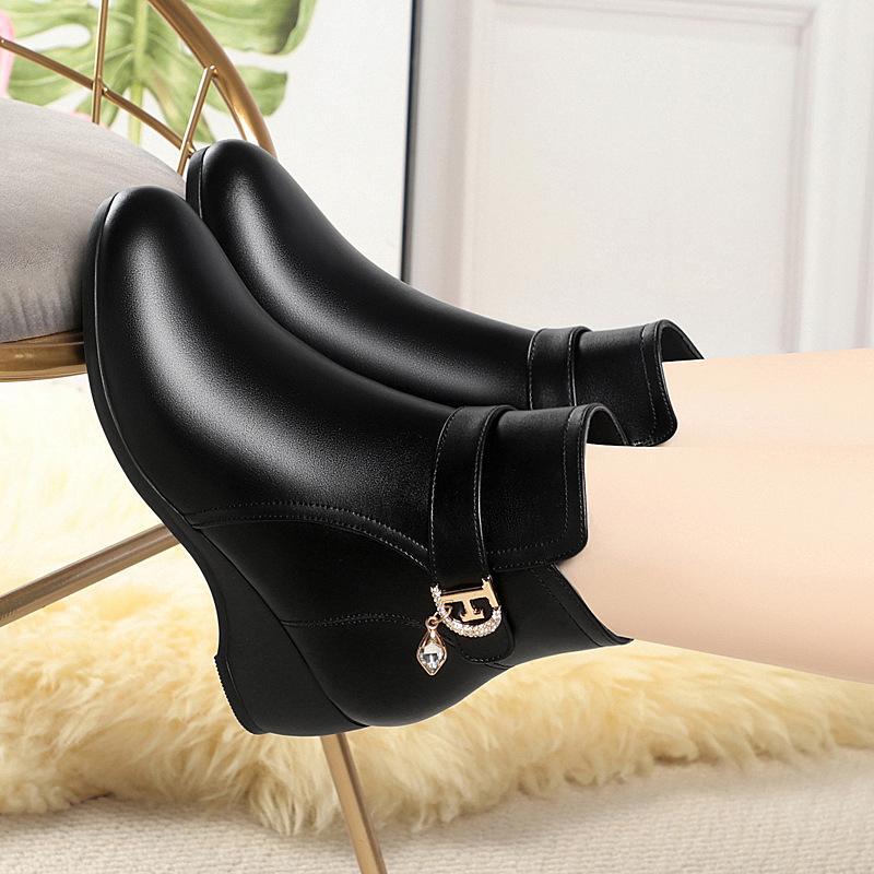 Flat mother shoes cotton shoes, new autumn and winter short boots    and elderly women's shoes velvet leather shoes warm Martin boots