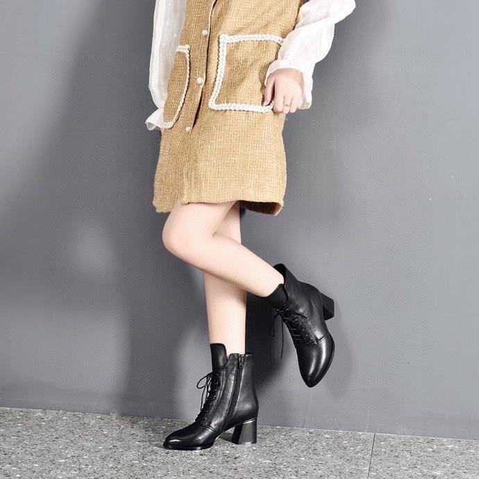 Fashion Small Pointed Martin Boots Autumn and Winter New Black Thick Heel Lace-up First Layer Cowhide Thick Heel Fashion Short Boots