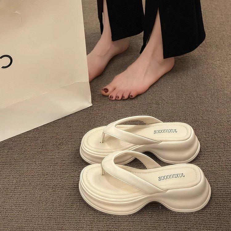 Cool slippers women's summer wear 2025 new versatile casual non-slip beach sandals lazy fashion thick-soled flip-flops