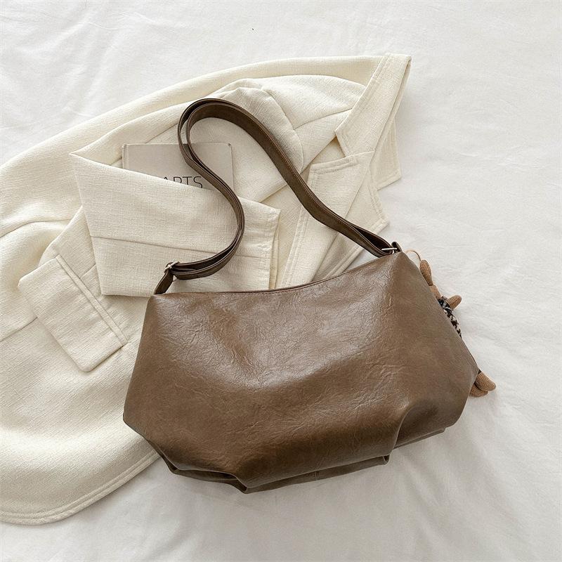 Soft leather large-capacity Korean version retro shoulder messenger bag 2025 early spring new versatile ins commuter tote bag tide