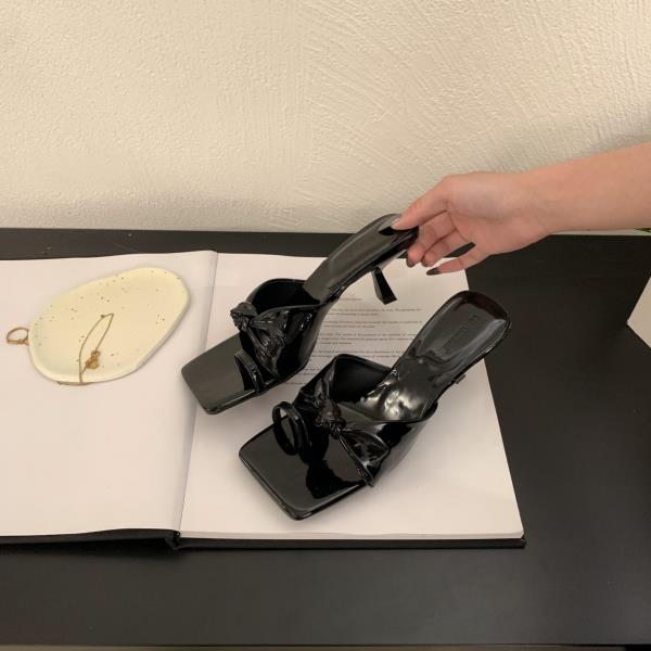 

Модные шлепанцы женские летние со средним квадратным носком на тонком каблуке резиновые шлепанцы слайды женская обувь мюли на каблуке гавайские 2025 высокие сандалии 35