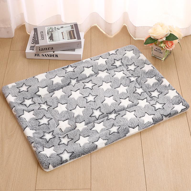 Cozy Pet Mat: Thick Warm Blanket & Bed for Dogs & Cats - Perfect for Winter, Autumn - Available In Small, Medium & Large Sizes
