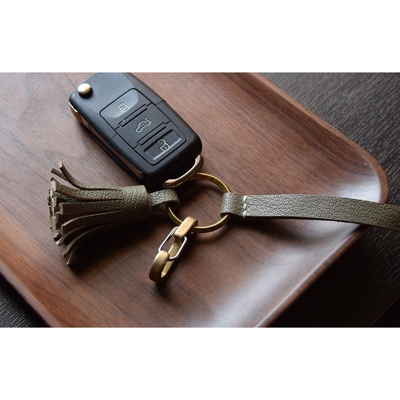 Originální francouzský kozí semišový ručně vyrobený střapec, přívěsek na klíče od auta, ozdoba dámské kabelky, zakázková dárková klíčenka.