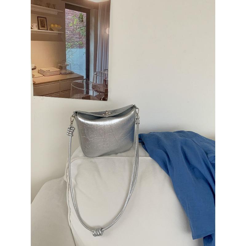 

New small square bag simple niche design shoulder bag women s solid color leather lock type messenger mobile phone bag серебряный