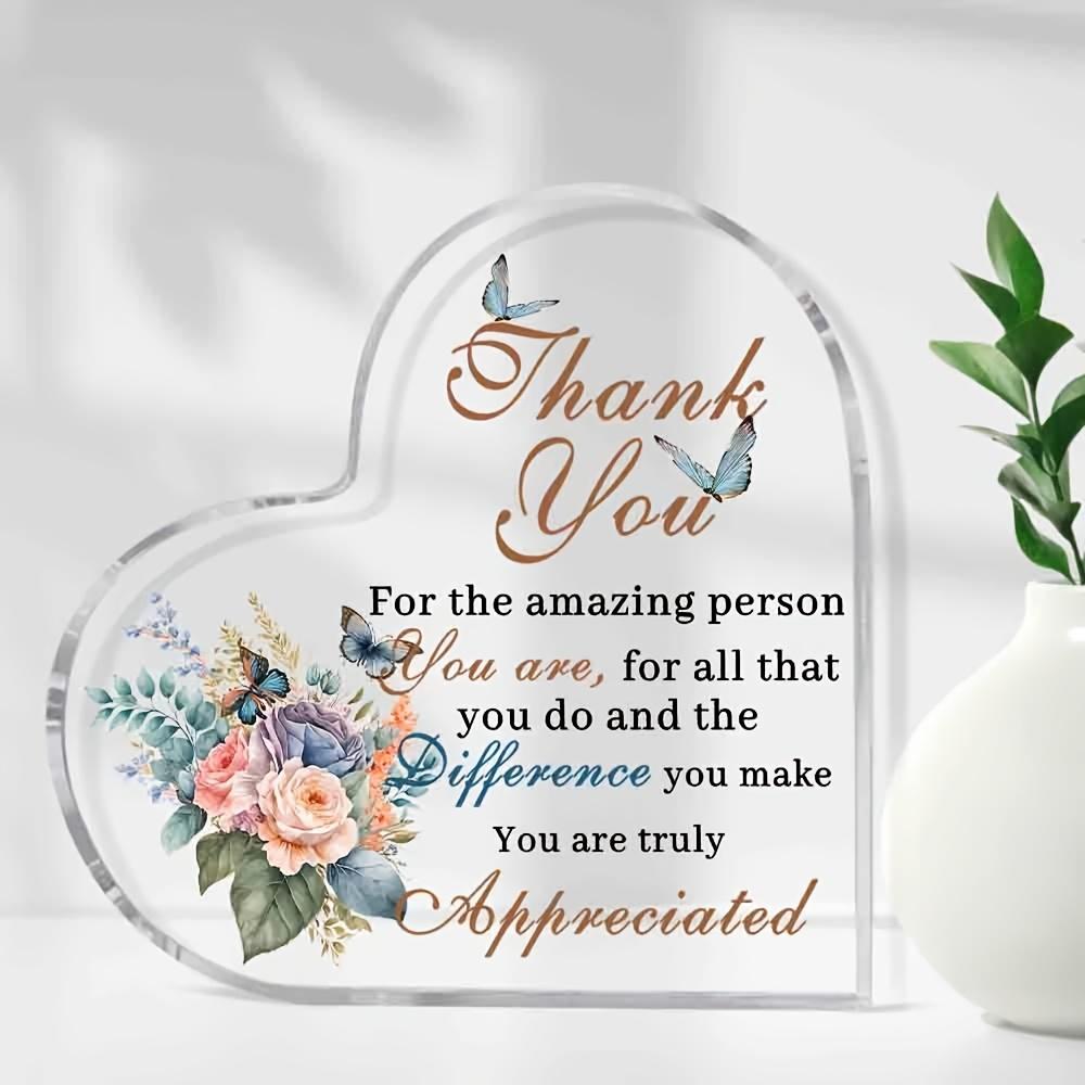 Inspirerande Citat Skrivbordsdekor - Hjärtformat Akrylplakett med Blom- och Fjärilsdesign, 'Tack för den Fantastiska Person Du Är' Uppskattning