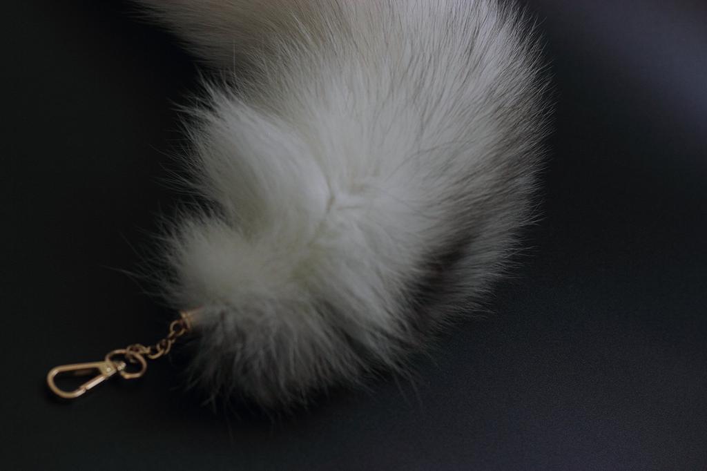 ZhichunLee Real FoxRaccoon Tail Charm with Golden Keychain, Perfect for Cosplay and Fashion, White, Large