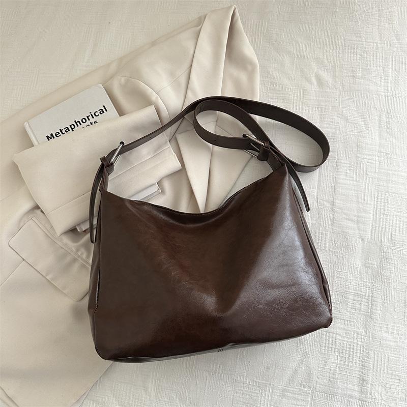 

Oily leather versatile messenger bag large capacity casual tote bag women s new commuter retro fashion shoulder bag