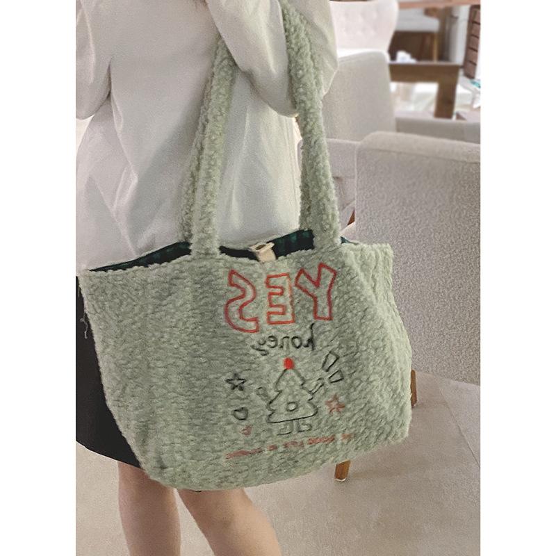 

Autumn and winter Korean version plush bag women s 2025 new alphabet tote bag casual large capacity one-shoulder fashion fur bag зелёный