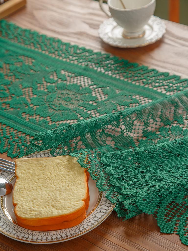 Zielony świąteczny koronkowy bieżnik z frędzlami flaga stołowa
