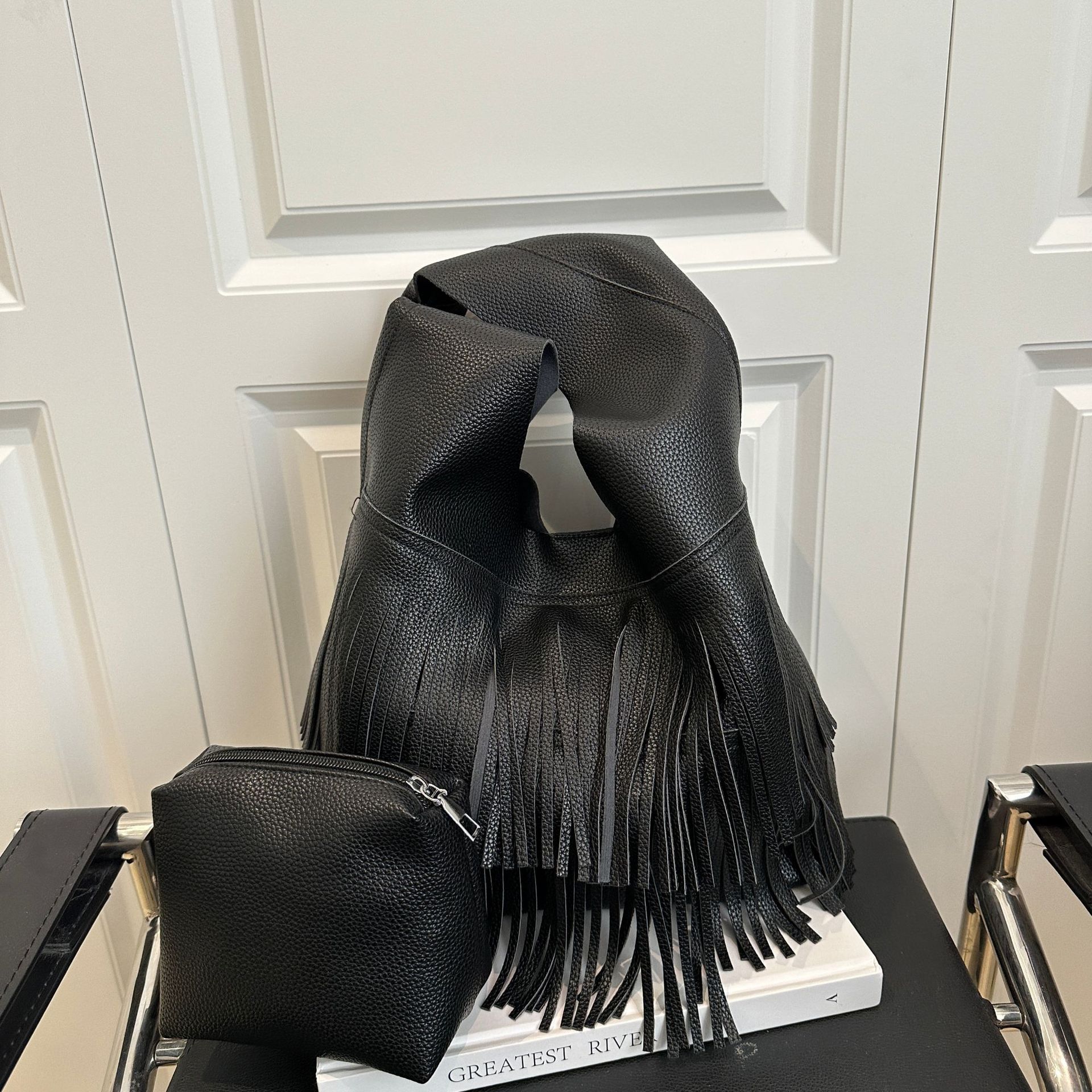 Ретро трендовая сумка с бахромой женская сумка 2025 новая повседневная вместительная подмышечная наплечная портативная сумка-ведро