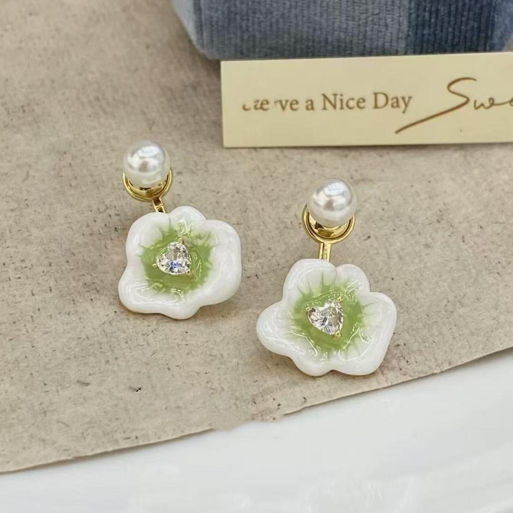 Forest-Inspired Fresh Oil-Drip Flower Pearl Earrings: Elegant, Reversible Design for Women Seeking Unique, Light Luxury and High-End Style.