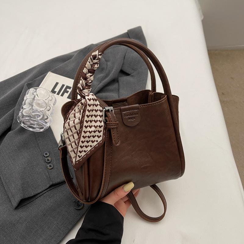 

This year s popular portable bucket bag women s 2025 autumn new fashionable and simple shoulder small bag commuter messenger bag темно-коричневого