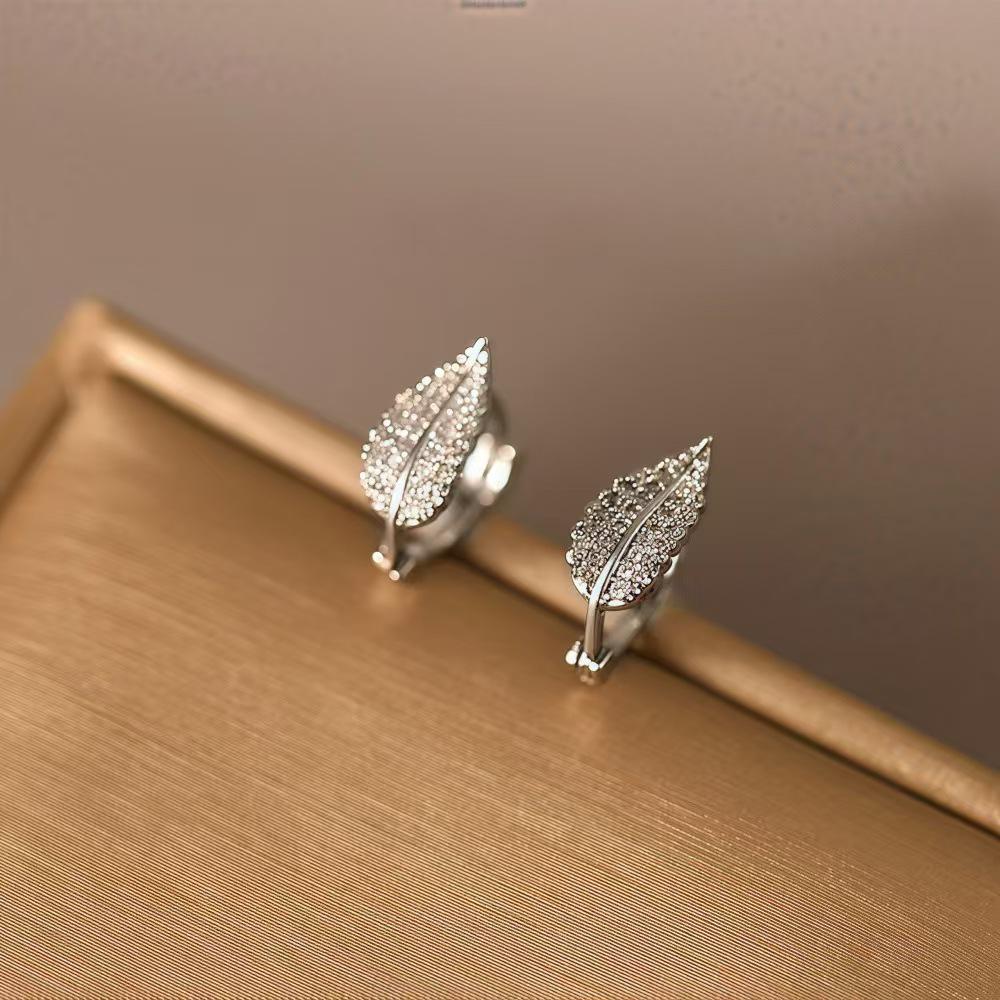 

Chic Leaf Earrings: Luxurious, Modern Autumn/Winter Ear Cuffs with Unique Design and Sophisticated Style.
