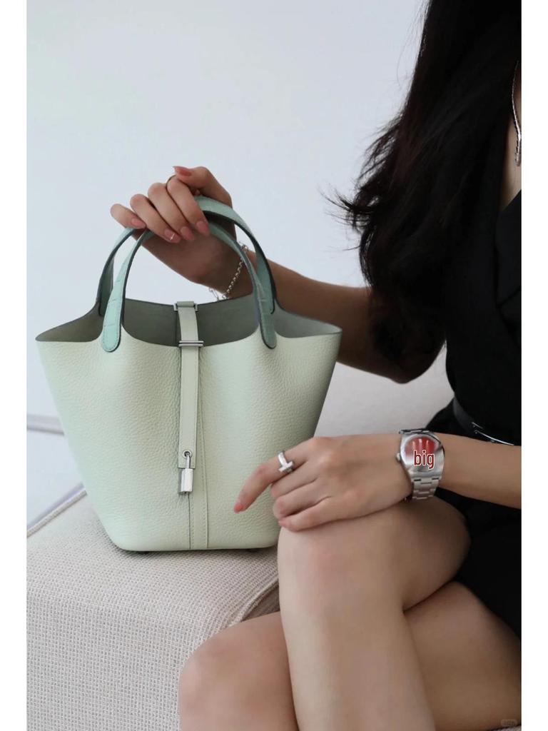 Bolso de Mano para Mujer con Grano de Lichi: Bolso Cubo Versátil, de Alta Gama y de Moda 2025