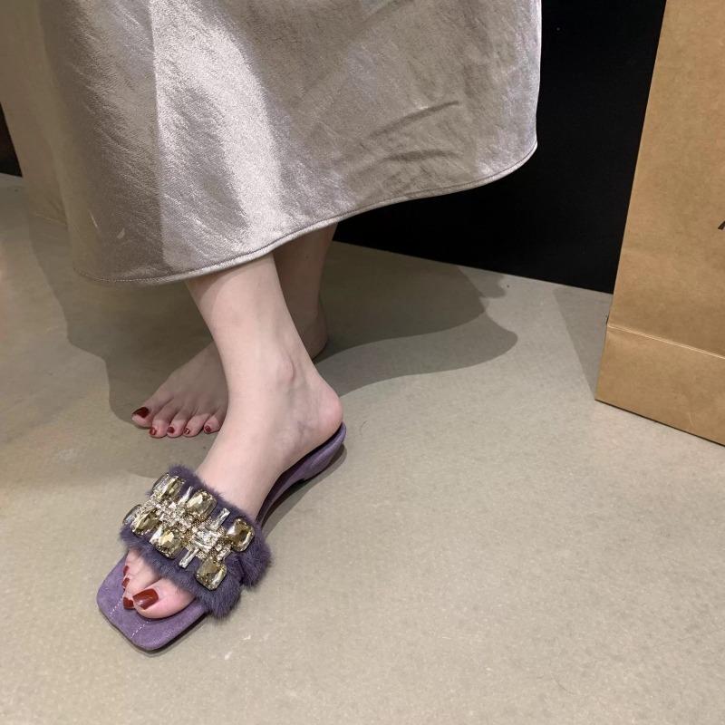Mode Pantoletten mit niedrigem Absatz Sommer Neu Eckige Zehen Offene Zehen Plüsch Kristall Schnalle Weiche Sohle Rutschfest Verschleißfest Hausschuhe