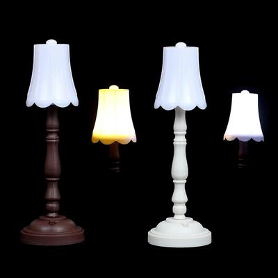 Miniatur-Stehlampe für Puppenhaus im Maßstab 1/6, LED-Lampe, für Puppen, Heimdekorationsspielzeug mit weißer Lichtabdeckung für Puppenhauszubehör