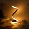 1 Stück Kreative Goldene S-förmige Dreifarbige Licht USB-betriebene Schreibtischlampe Dekoration