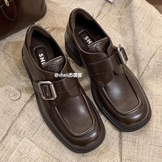 

Версия из овчины~ Туфли-лоферы в студенческом стиле на толстом каблуке с квадратной пряжкой на ремне, женские 2025, ленивые универсальные одинарные туфли 40