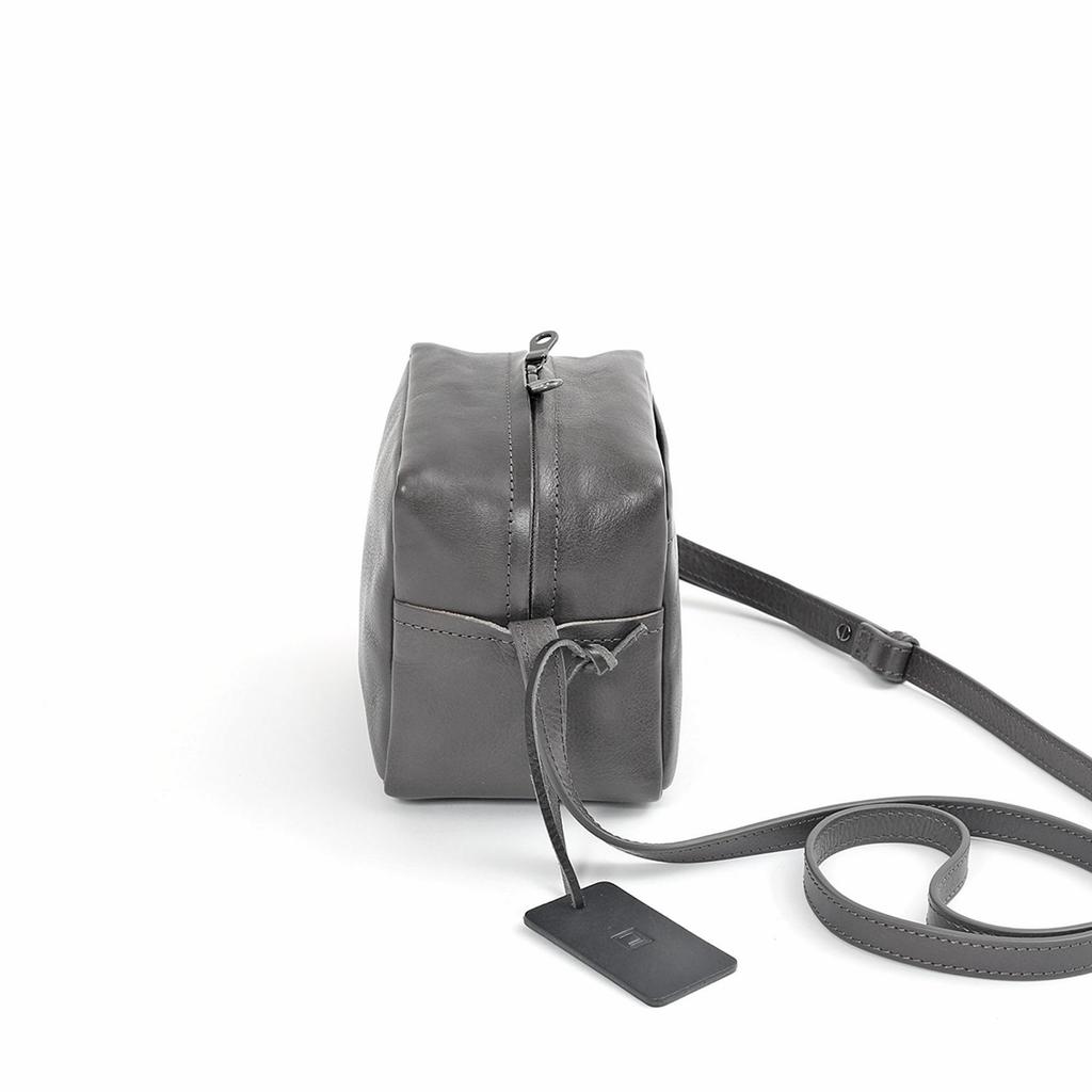 LEDERHANDWERKSUNTERNEHMEN Cube Umhängetasche, Italienisches Leder, MINIMAL LMM-1101 (Grau)