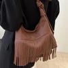 Сумка через плечо женская High-End Sense ретро модная сумка на плечо с бахромой трендовая нишевая сумка подмышкой