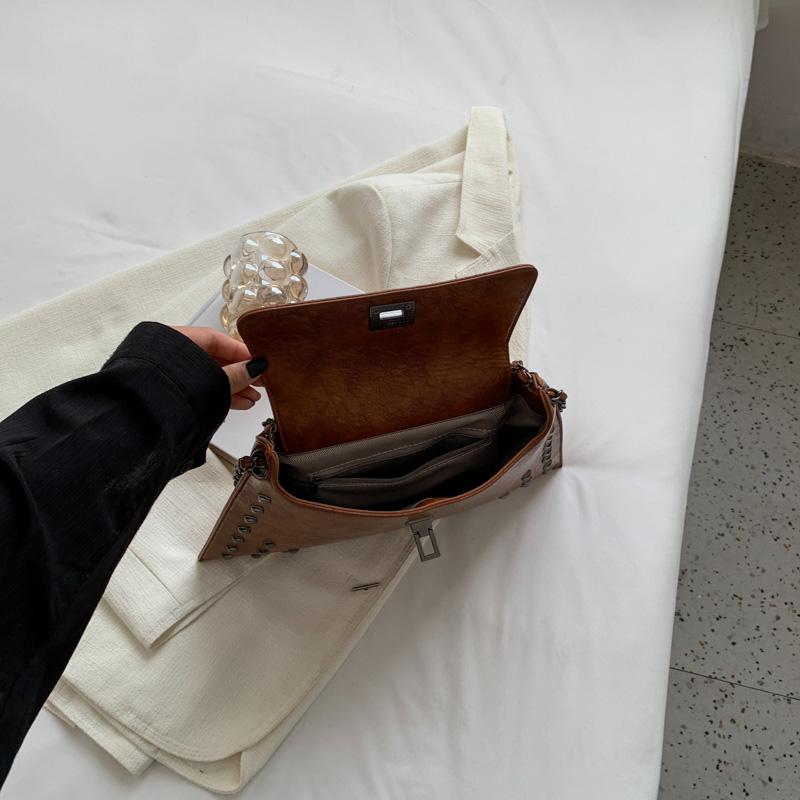 Vintage Handbag for Women; New Fashi Retro Envelope Shoulder Bag with a Unique Texture Chain Strap.