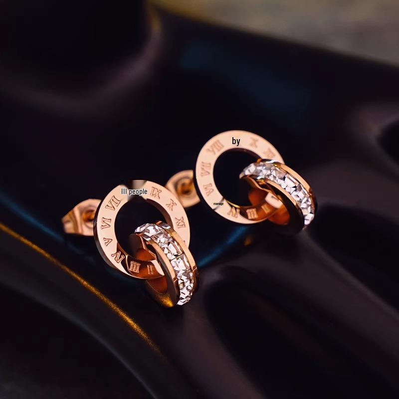 Colar Elegante de Anel Duplo com Números Romanos com Corrente de Aço Titânio Eletroplatado a Ouro 18K