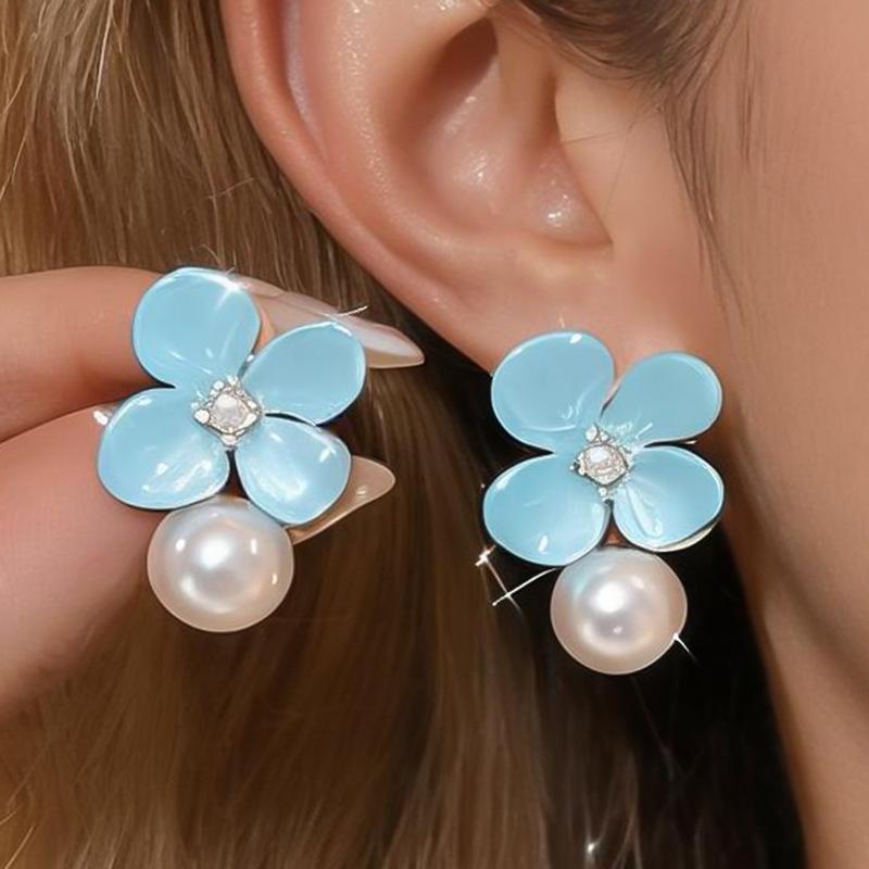 Silver Needle Pearl Resin Flower Stud Earrings: European-American Vacation Style, High-end Dopamine Niche Ear Jewelry for Women.