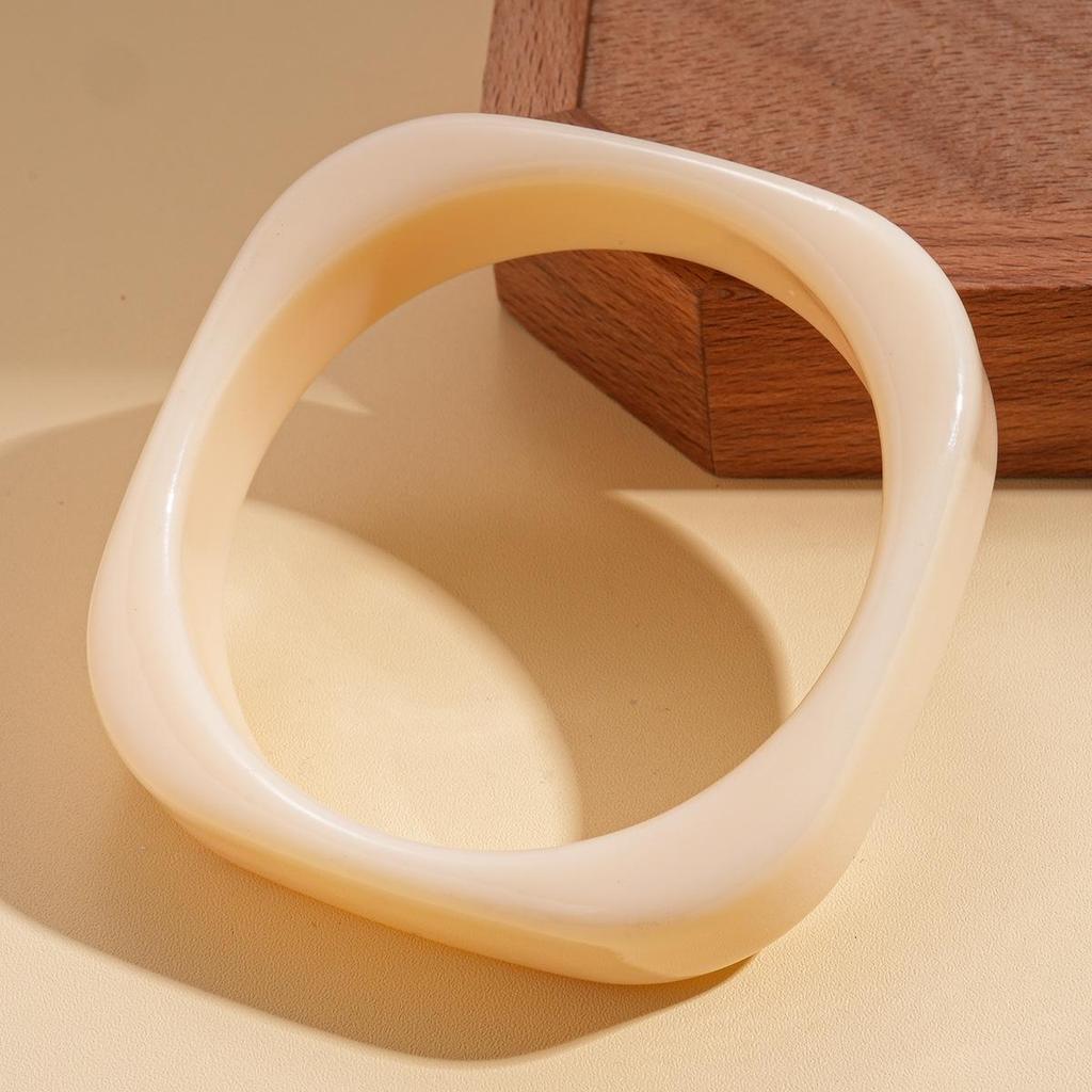 Unique Retro Resin Bracelet: Personalized Fashion Jewelry for Women
