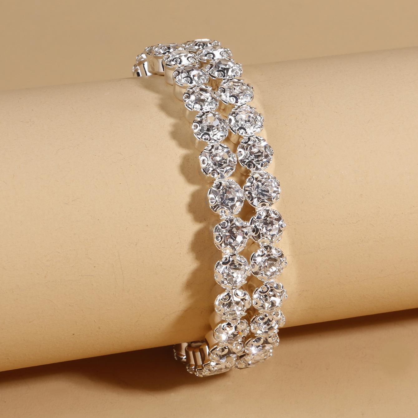 

Трендовый комплект колье-чокер, серег и браслета со стразами для невест