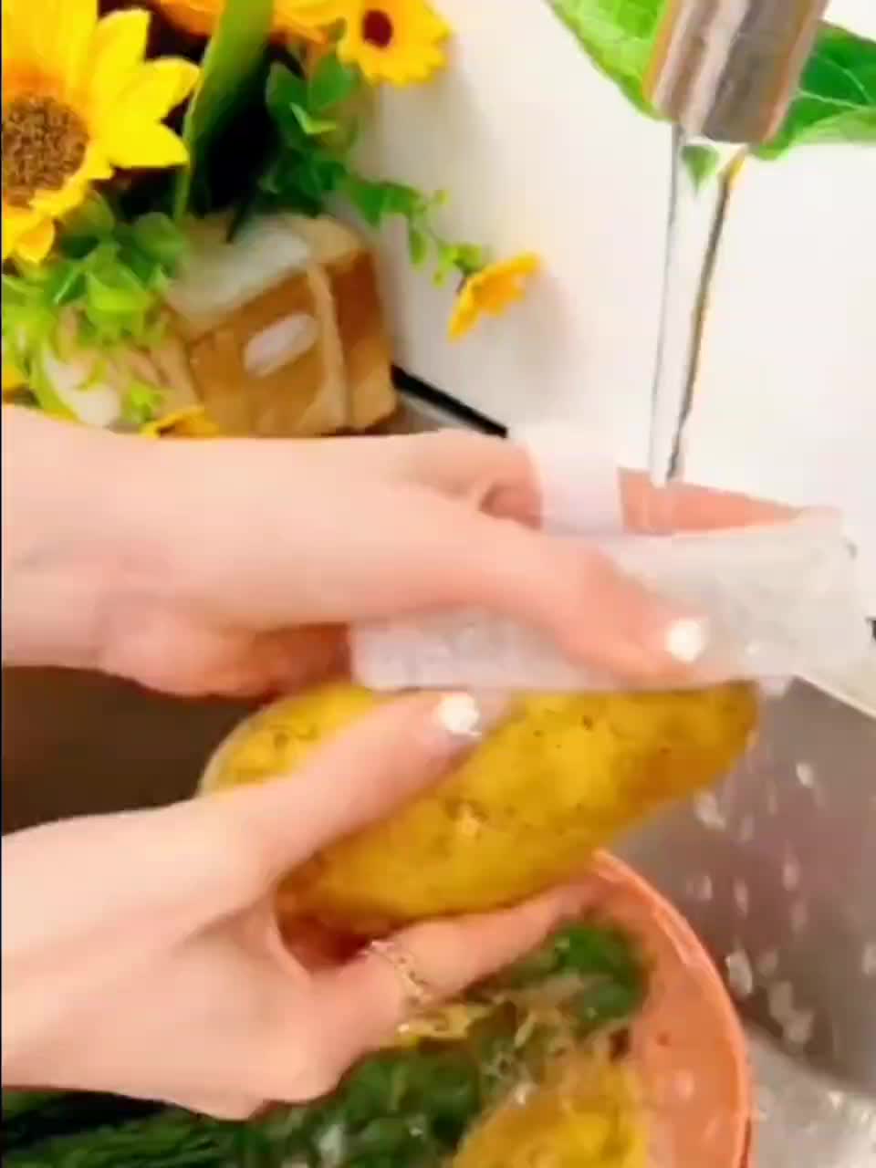 Многоразовая пластиковая щетка для чистки фруктов и овощей с ручкой - многофункциональная — фото 3