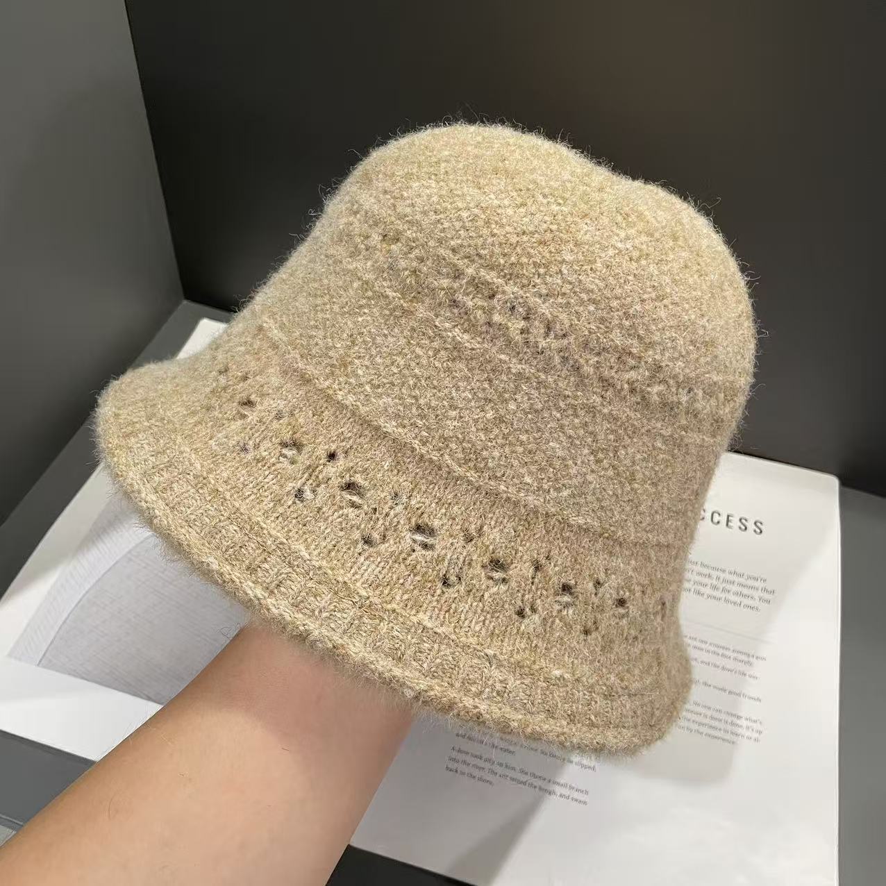 

Модная ажурная вязаная шапка-рыбачка Элегантная и модная шапка-купол для женщин Универсальная осенне-зимняя шапка-ведро, подчеркивающая овал лица M（56-58cm）