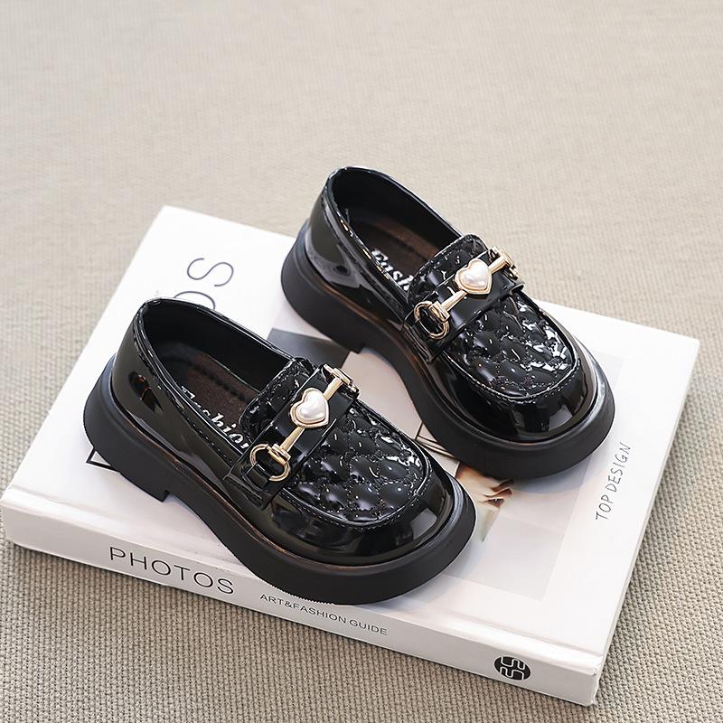 

Girls Solid Color Leather Shoes2026New Spring and Autumn Heart-Shaped Pearl Metal Buckle Children s Black Leather Shoes 31-36Code one hand6Double чорний