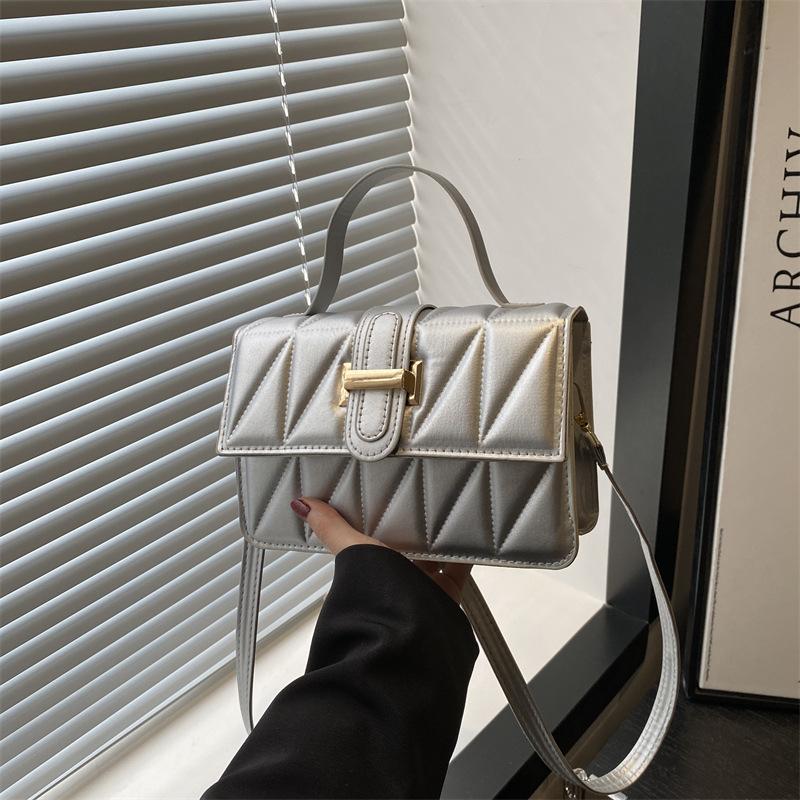 

Wholesale fashion diamond portable small square bag women s bag 2025 summer new light luxury foreign shoulder bag commuter messenger bag серебряный