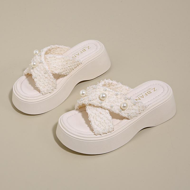 

Internet celebrity beautiful casual pearl slippers summer wear 2025 new student thick bottom beach fashion one word cool slippers 35