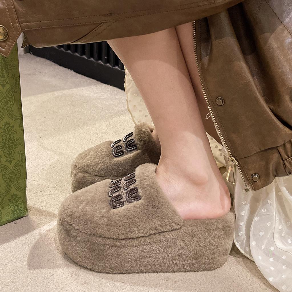 Flauschige Hausschuhe mit dicker Sohle für Damen, ideal für Outdoor-Aktivitäten im Herbst und Winter. Beliebtes Modell mit Samt-Zehenkappen.