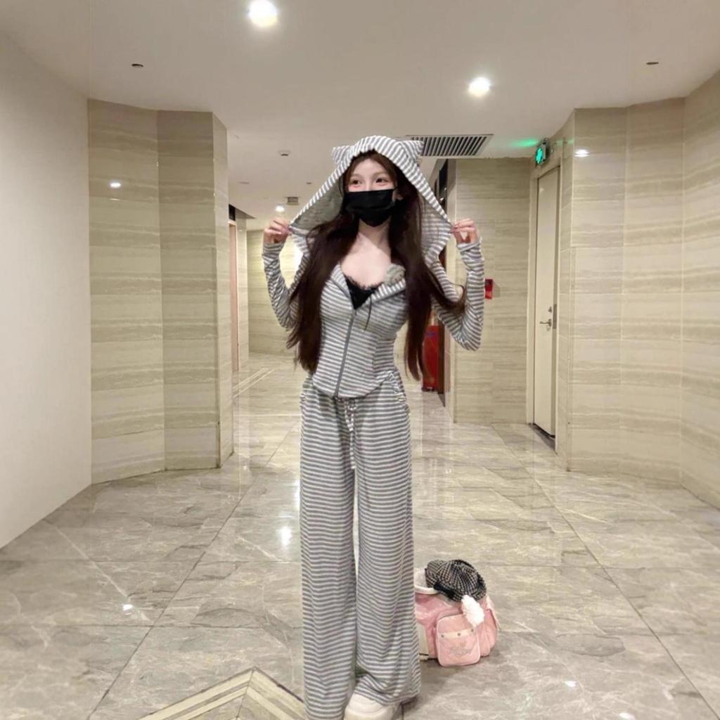 2025 Trendy Pink Striped Casual Outfit for Women: Two-Piece Petite Set for Early Autumn