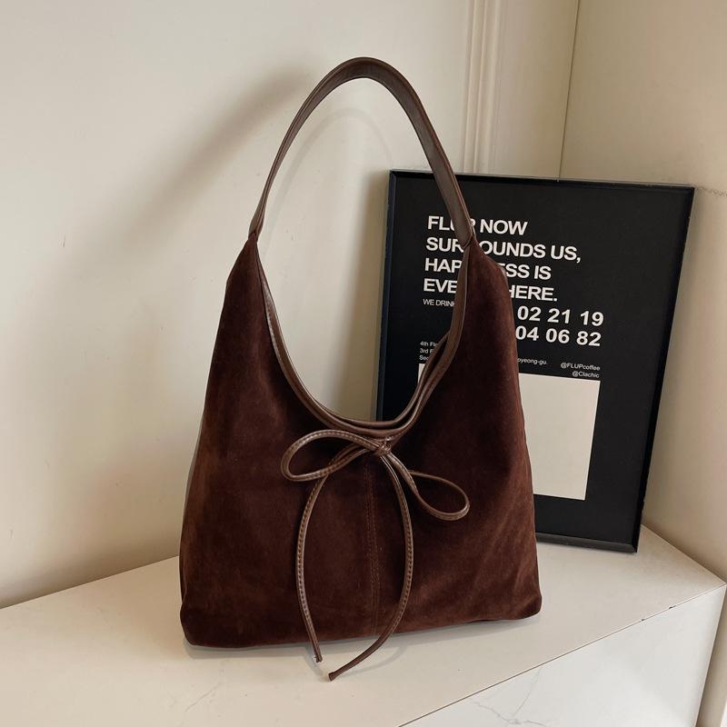 

Autumn and winter retro commuter tote bag for women s Korean 2026 fashion large capacity one shoulder armpit bag темно-коричневого кольору