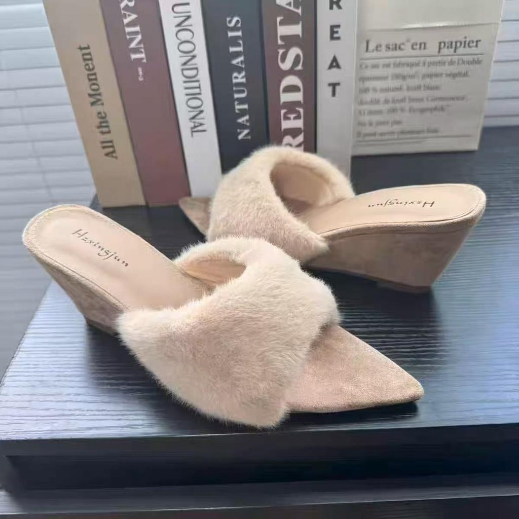 2025 neue Damenschuhe Mode Temperament Europäischer und Amerikanischer Stil spitze Slipper Damen Ein-Wort-Slipper Keilabsatz High Heels flauschige Sli