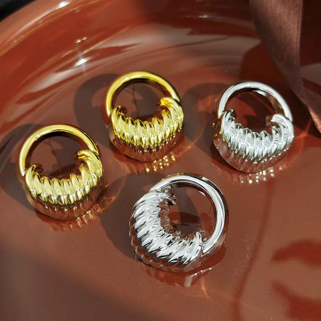 Retro Hong Kong Style Round Hollow Fashion Stud Earrings Light Luxury High-End Personality Exaggerated Artistic Sense Earrings Women