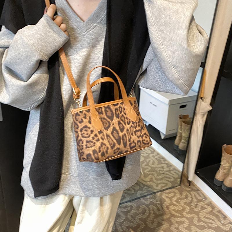 Fashionable Pu Material Leopard Print Shoulder Bag For Women With Zipper Closure