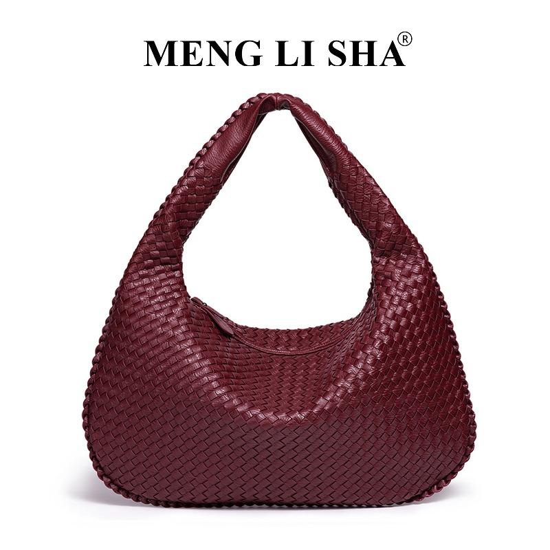 New large-capacity hand-woven bag, commuter portable dumpling bag, fashionable versatile single shoulder underarm crescent bag.
