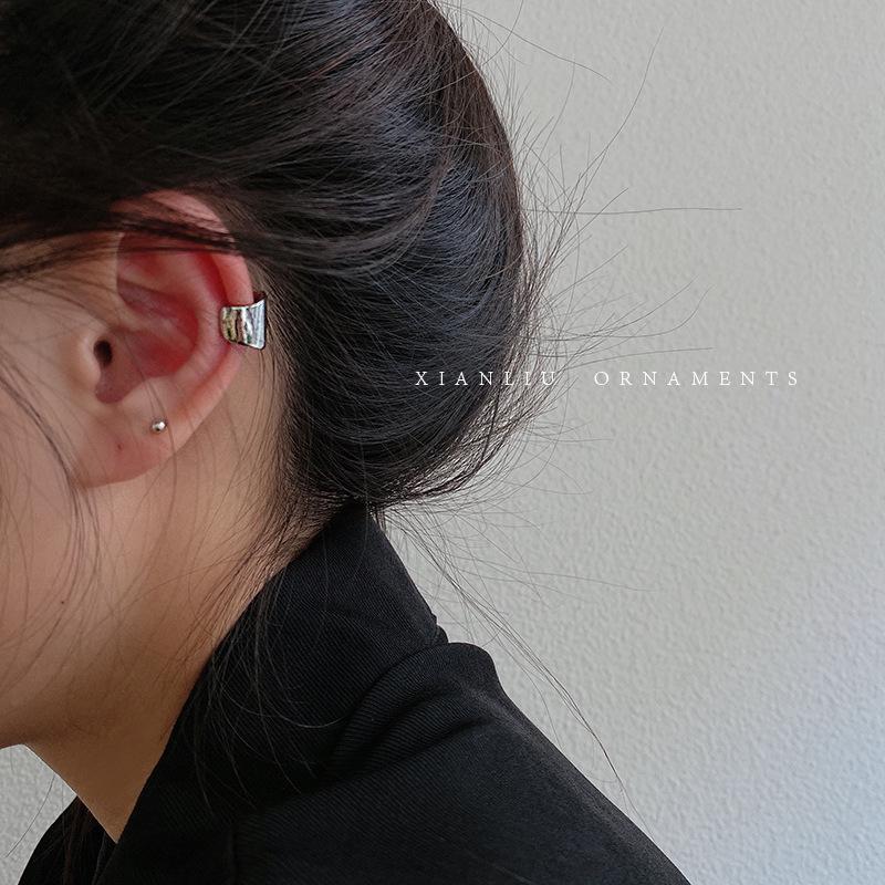 Elegant Retro Hong Kong Style Ear Cuffs: Minimalist, Fashionable Clip-Ons for Unpierced Ears.